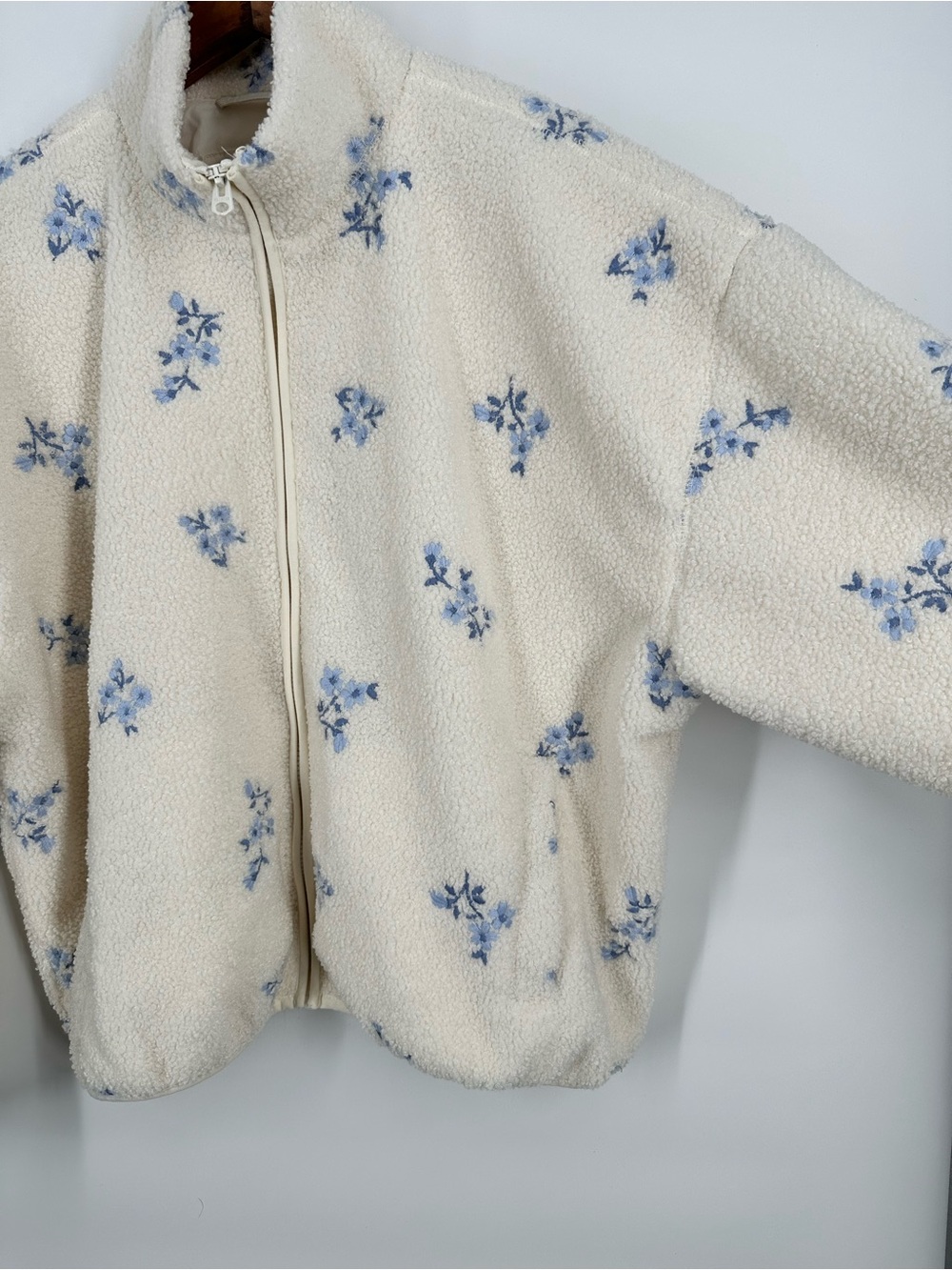 HOLLISTER Embroidered Floral Sherpa Teddy Fleece Zipper Jacket - Picture 5 of 16